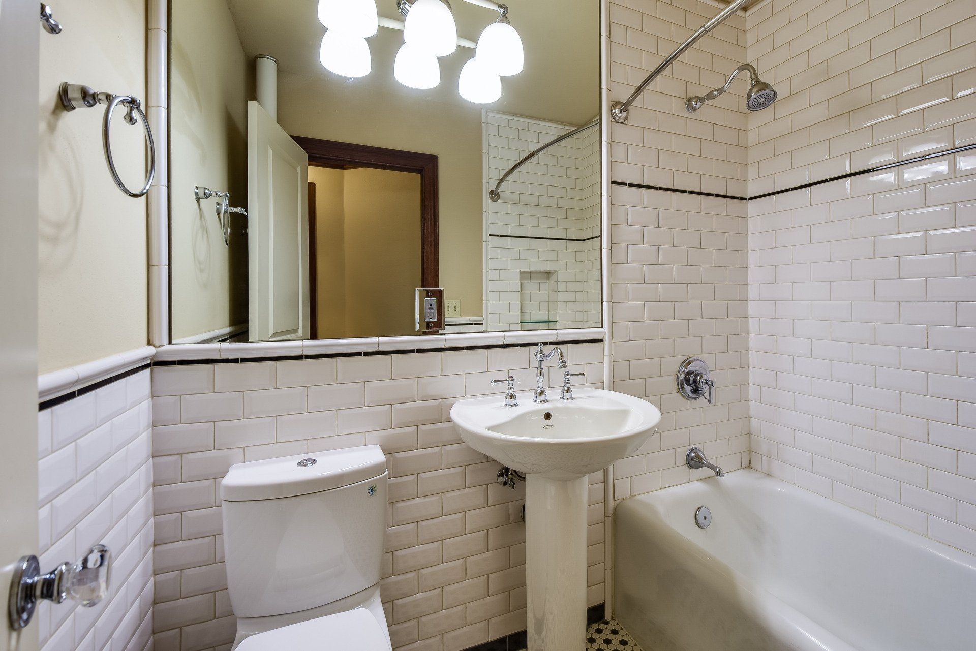 18 Galer Bathroom