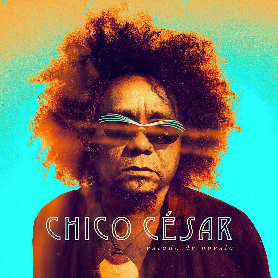 Um homem de cabelos cacheados está na capa de chico cesar