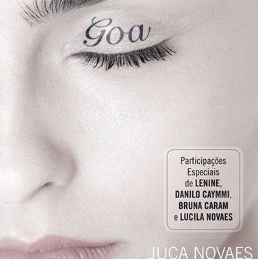 Um close do rosto de uma mulher com a palavra goa escrita no olho