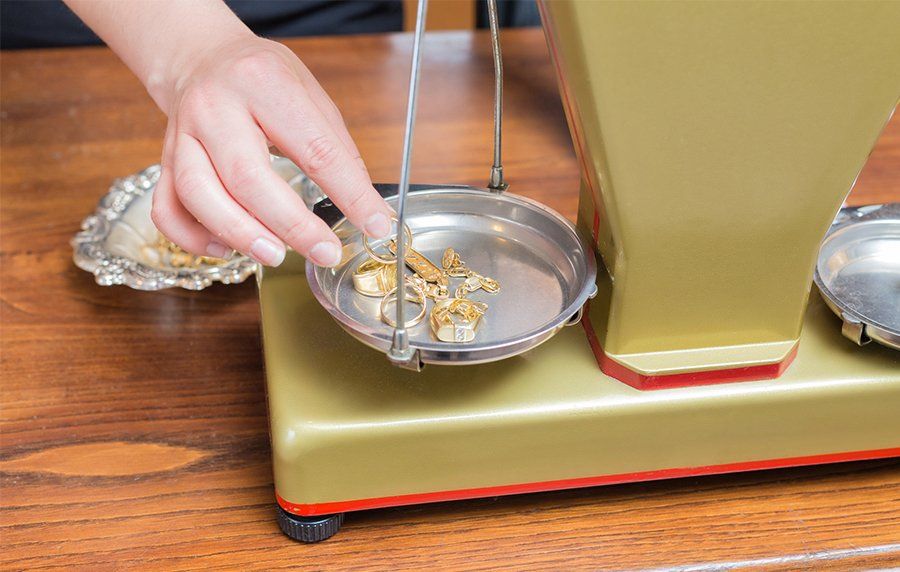 Weighting Gold Jewelry — Davie, FL — 2 J's Pawn & Gun