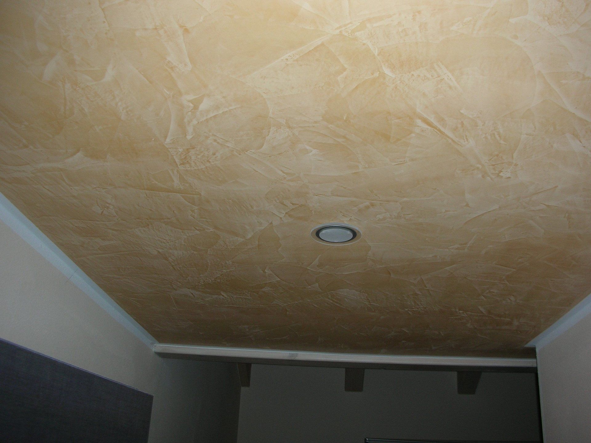 soffitto riverniciato di giallo