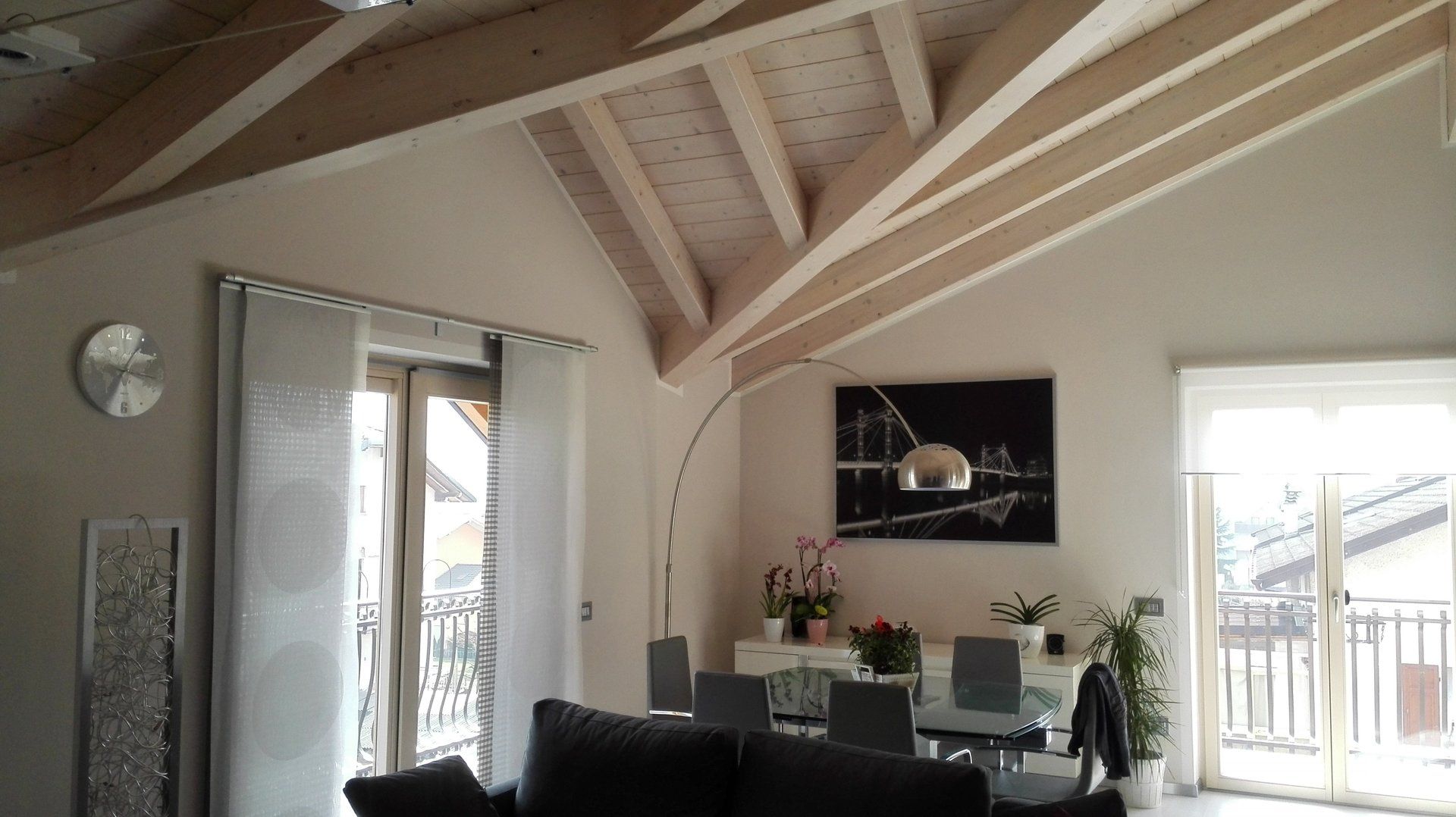 sala d'ingresso di una villa ripitturata
