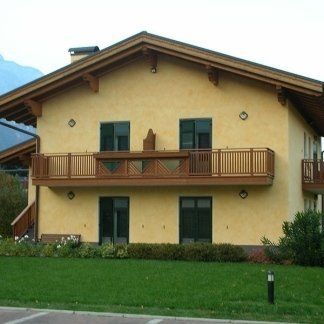 casa verniciata di giallo
