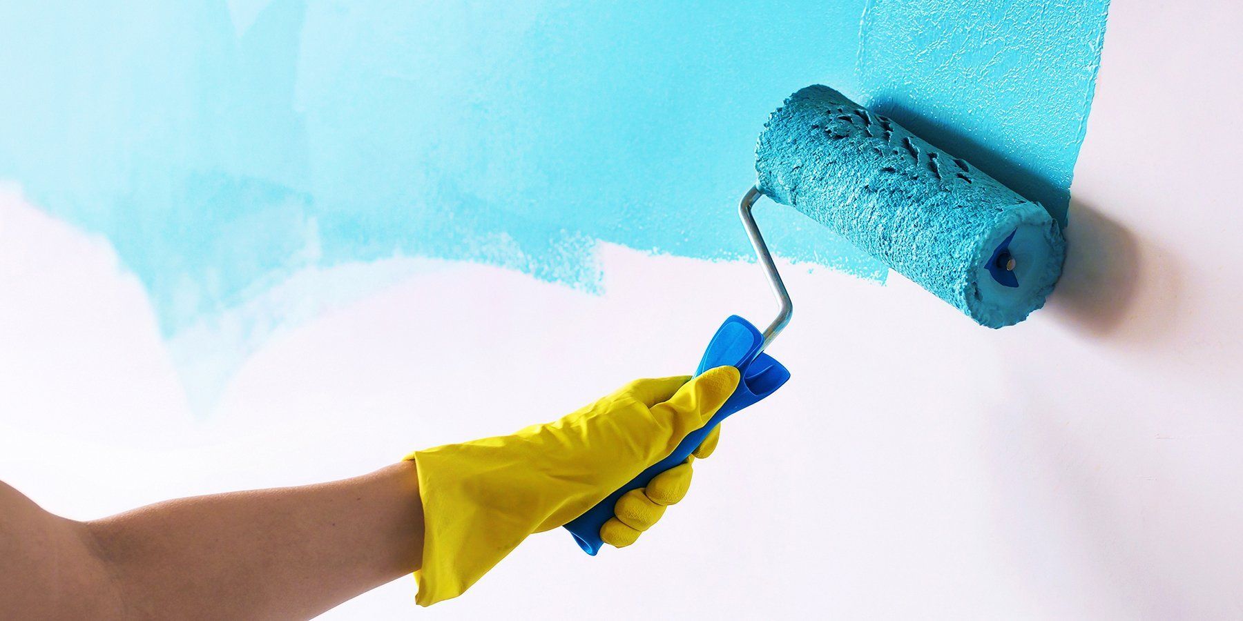 rullo con pittura azzurra