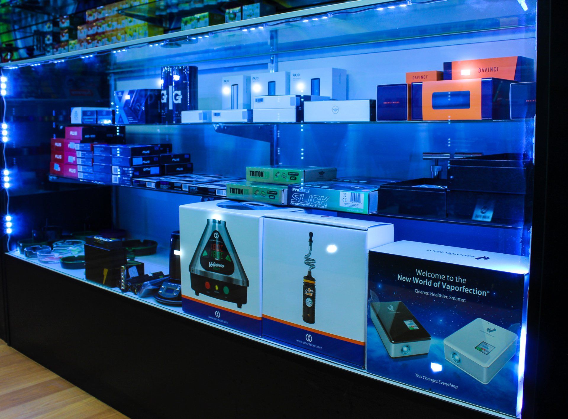 A display case filled with electronic devices including a box that says ' 3g ' on it