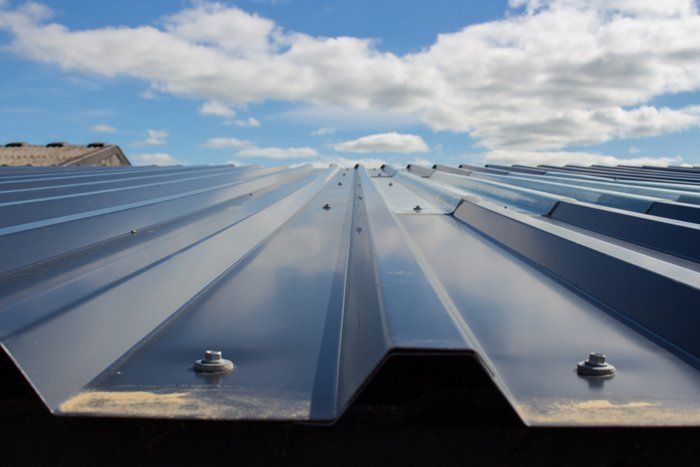 See why metal roofs last decades, resist fire and weather, and help lower bills—Whittle’s Roofing Co