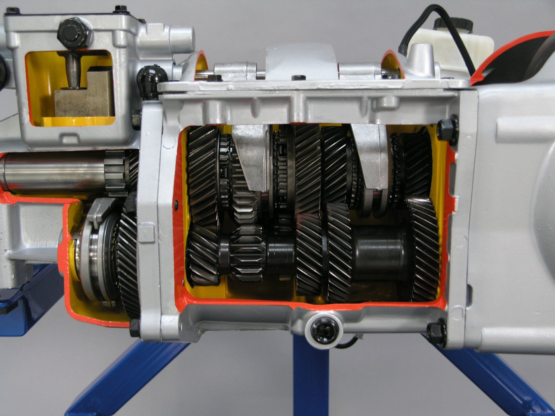 The inside of a gearbox is shown in a cross section