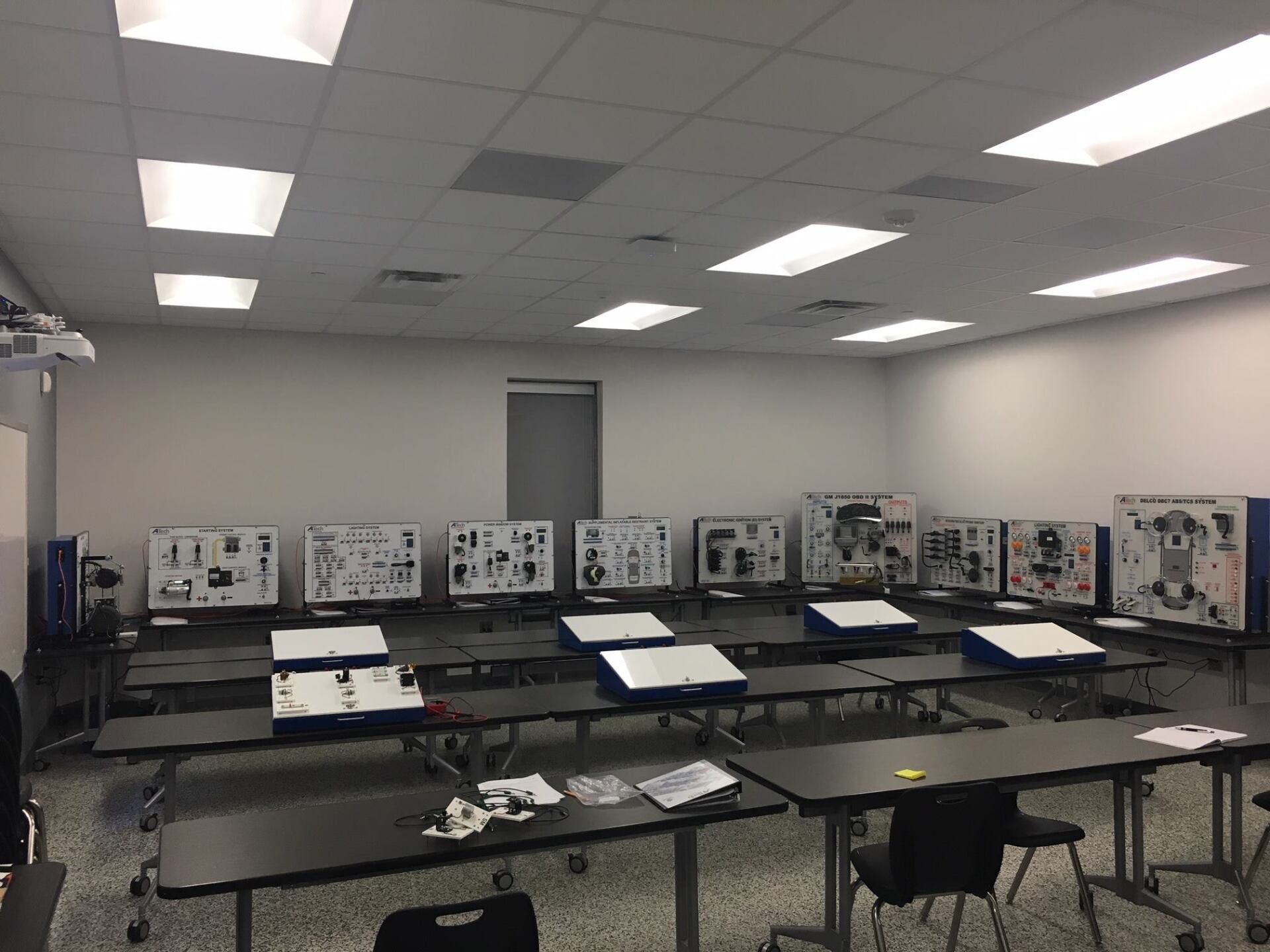 A large classroom with lots of tables and chairs