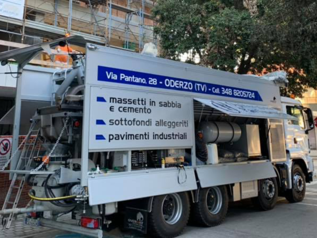 camion della ditta specializzata in massetti