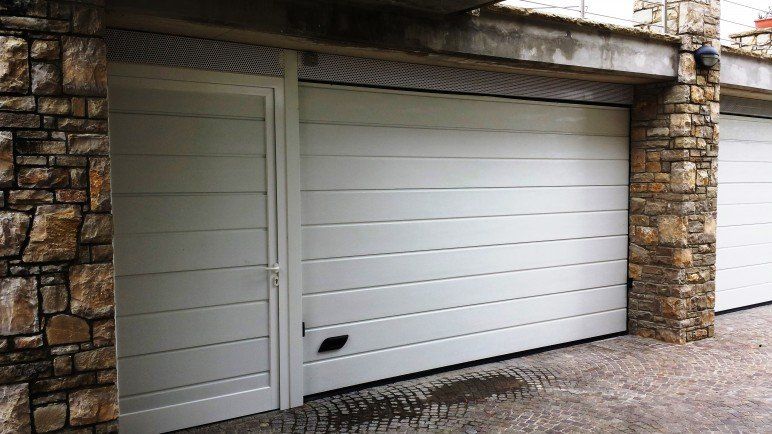 portone bianco