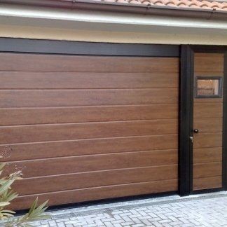 PORTONE SEZIONALE CON PANNELLO DOGATO EFFETTO LEGNO SCURO E PORTICINA LATERALE