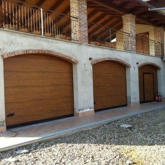PORTONI SEZIONALI CON PANNELLO DOGATO