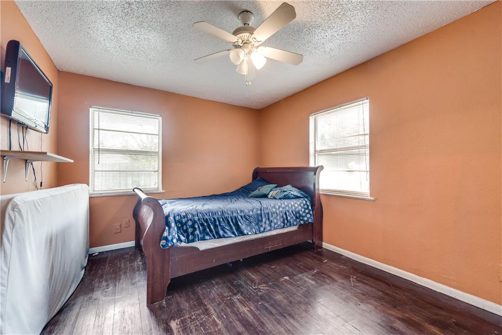 A bedroom with a bed and a ceiling fan