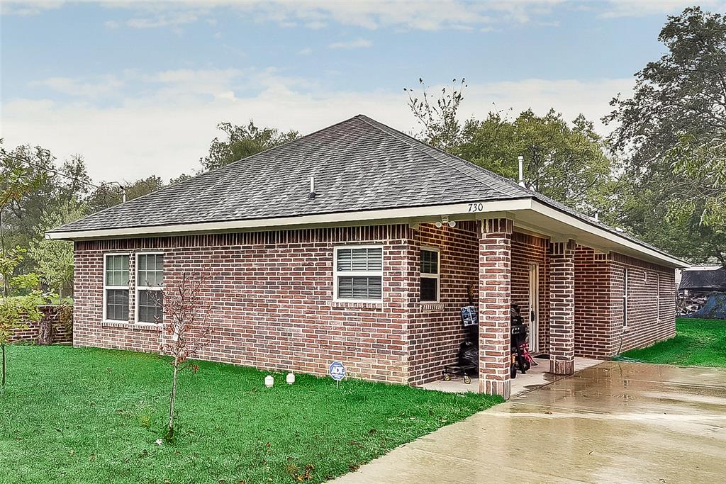 A brick house with a zebra print on the roof