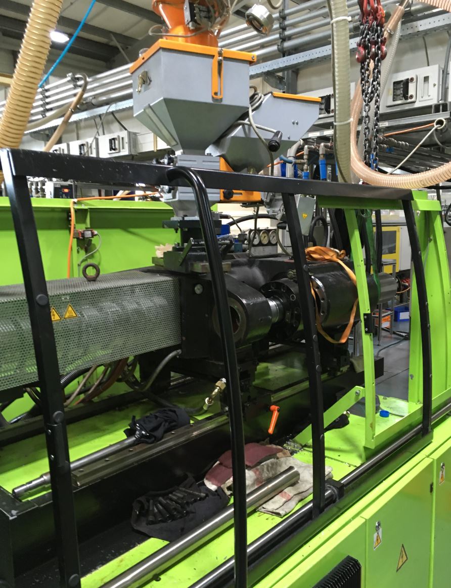 In einer Fabrik steht eine grüne Maschine.