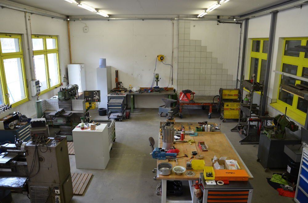 Eine Werkstatt mit vielen Werkzeugen und Maschinen