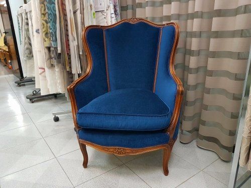 una poltrona rivestita in una stoffa di color blu