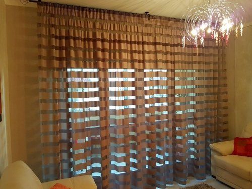 Una sala con delle tende a tulle