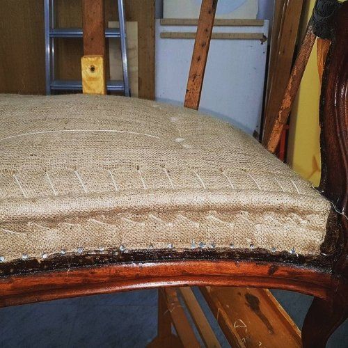 una sedia con un cuscino imbottito
