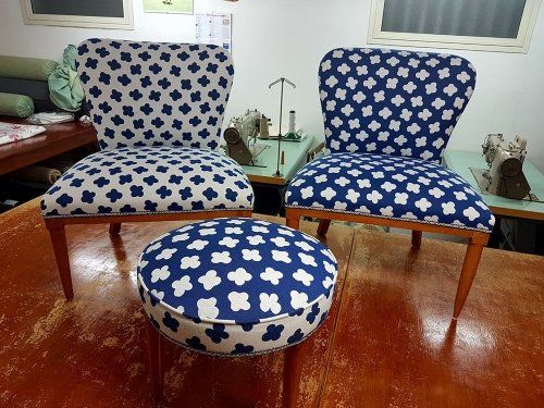 due sedie e uno sgabello rivestito in una stoffa di color bianco e blu
