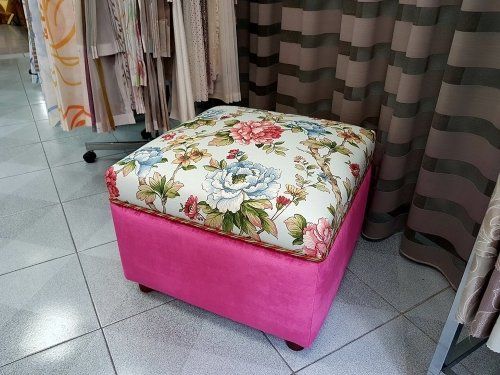 un pouf di color rosa e con dei disegni a fiori
