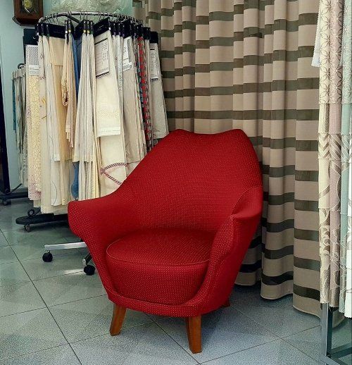 una poltrona di color rosso