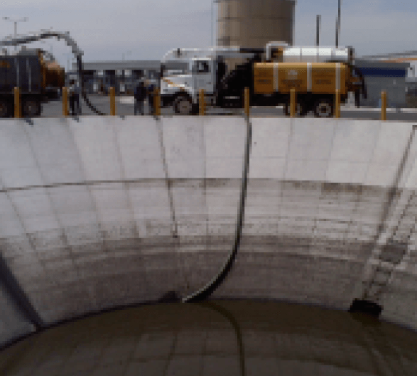 Limpieza de cisterna industrial con camion vactor RAESA