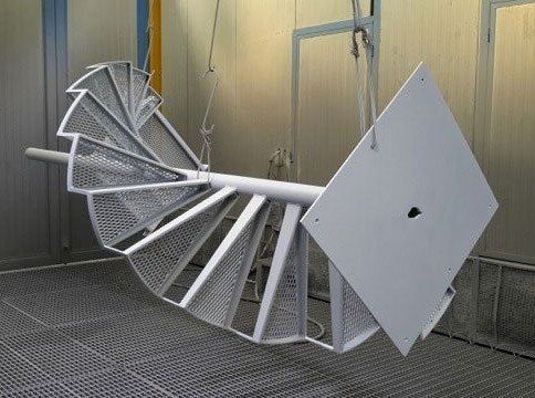 Verniciatura in sospensione aerea di un tetto in metallo