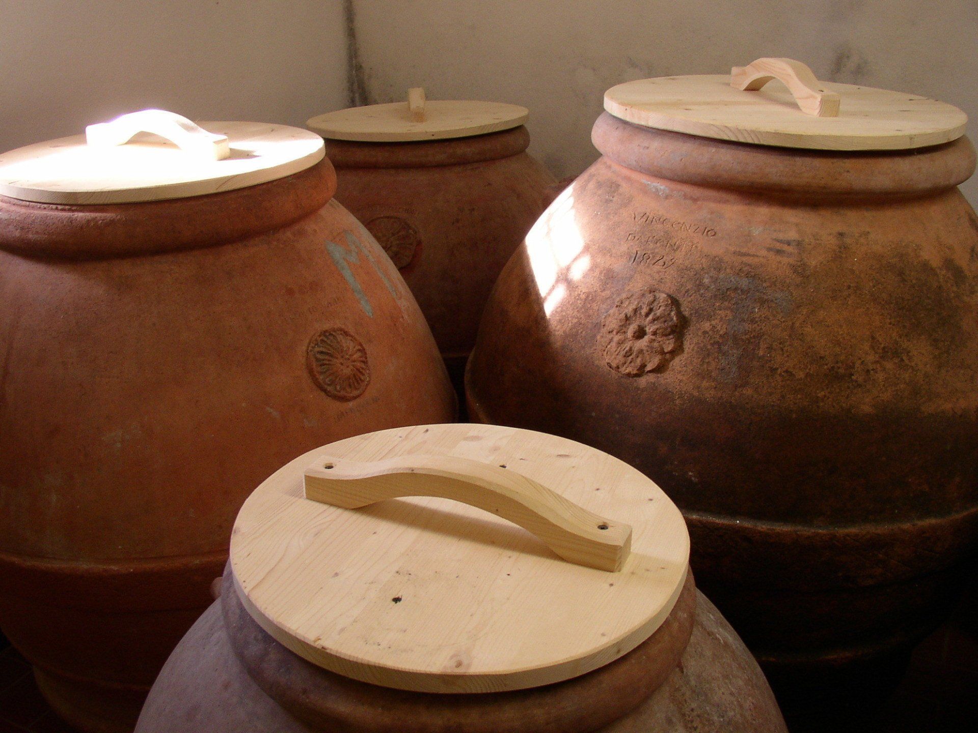 Orci in terra cotta di Impruneta per l'olio extra vergine di Podere San Pierino