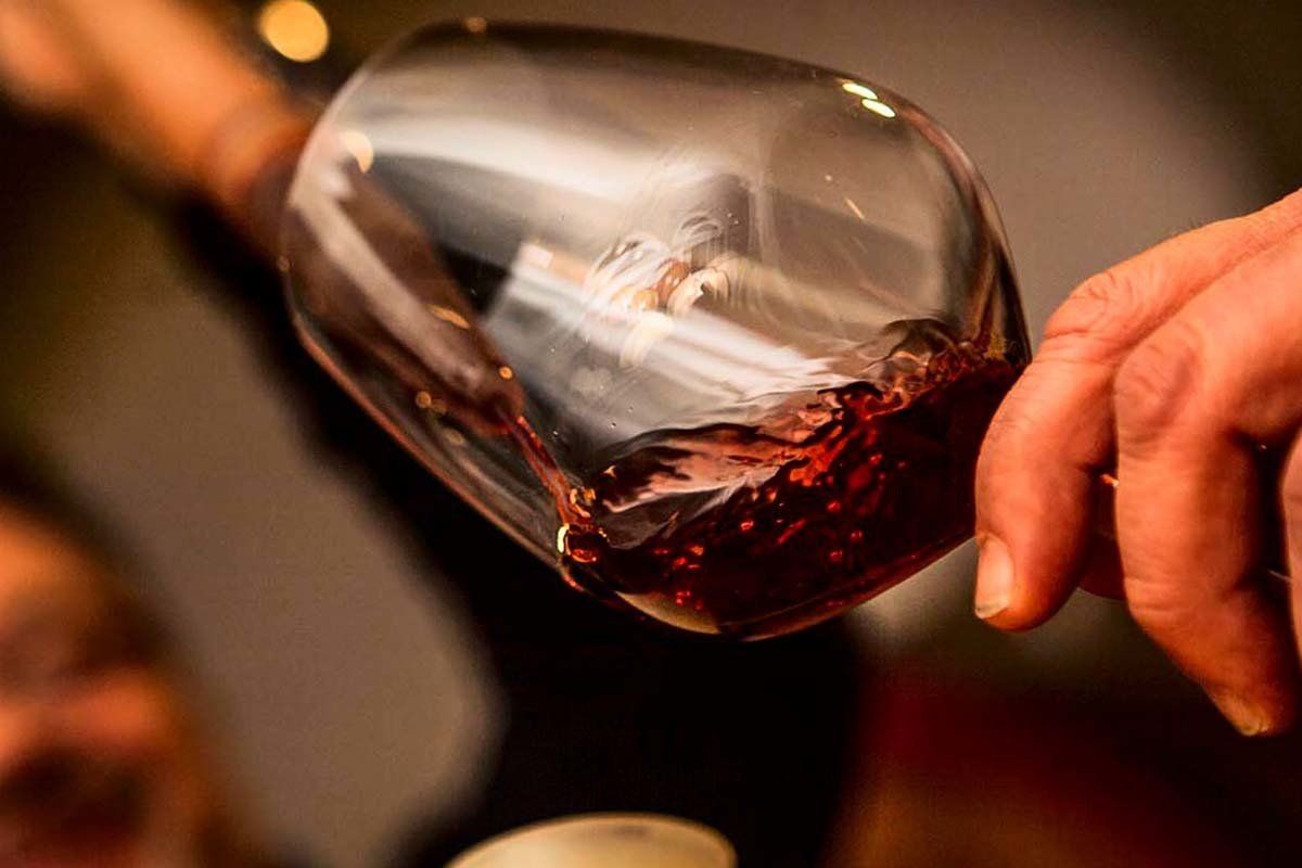 Vino versato nel calice a Podere San Pierino