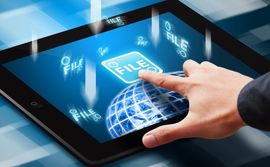 Eine Person berührt ein Tablet mit der Word-Datei auf dem Bildschirm