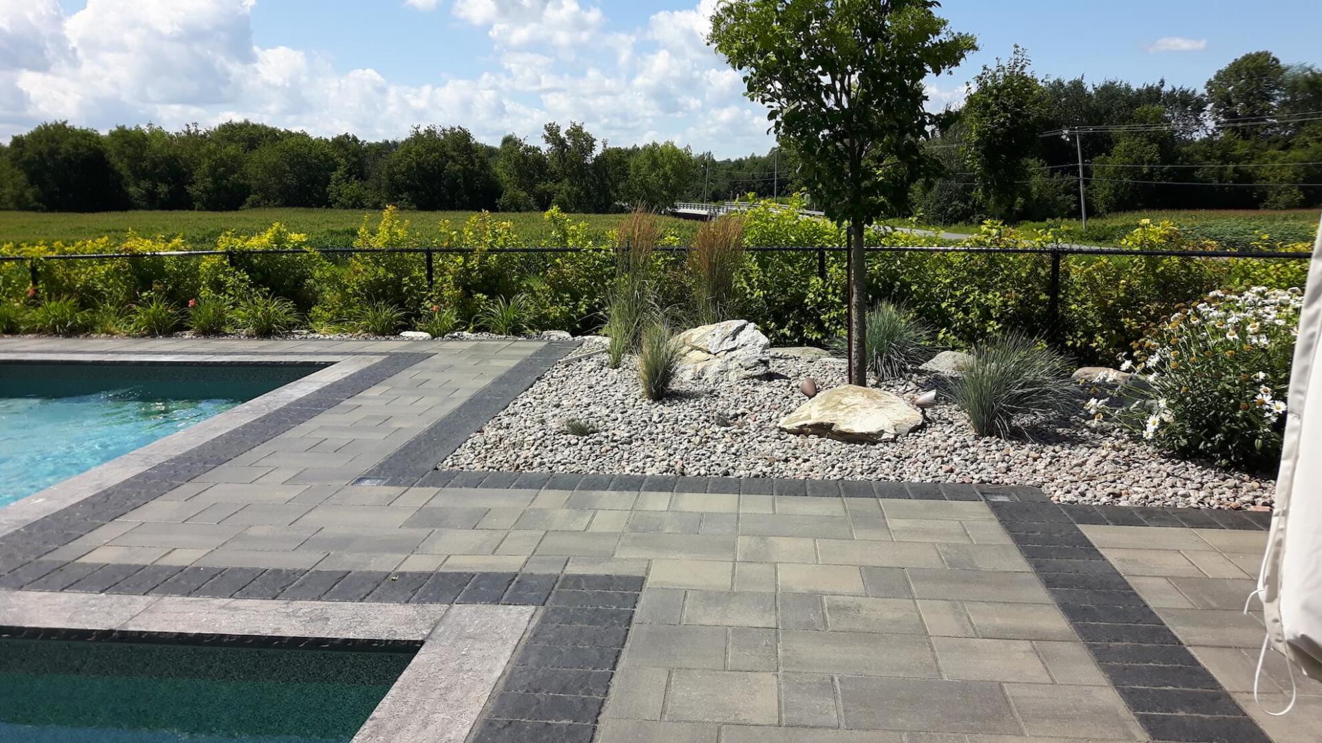 Une grande piscine avec un patio devant