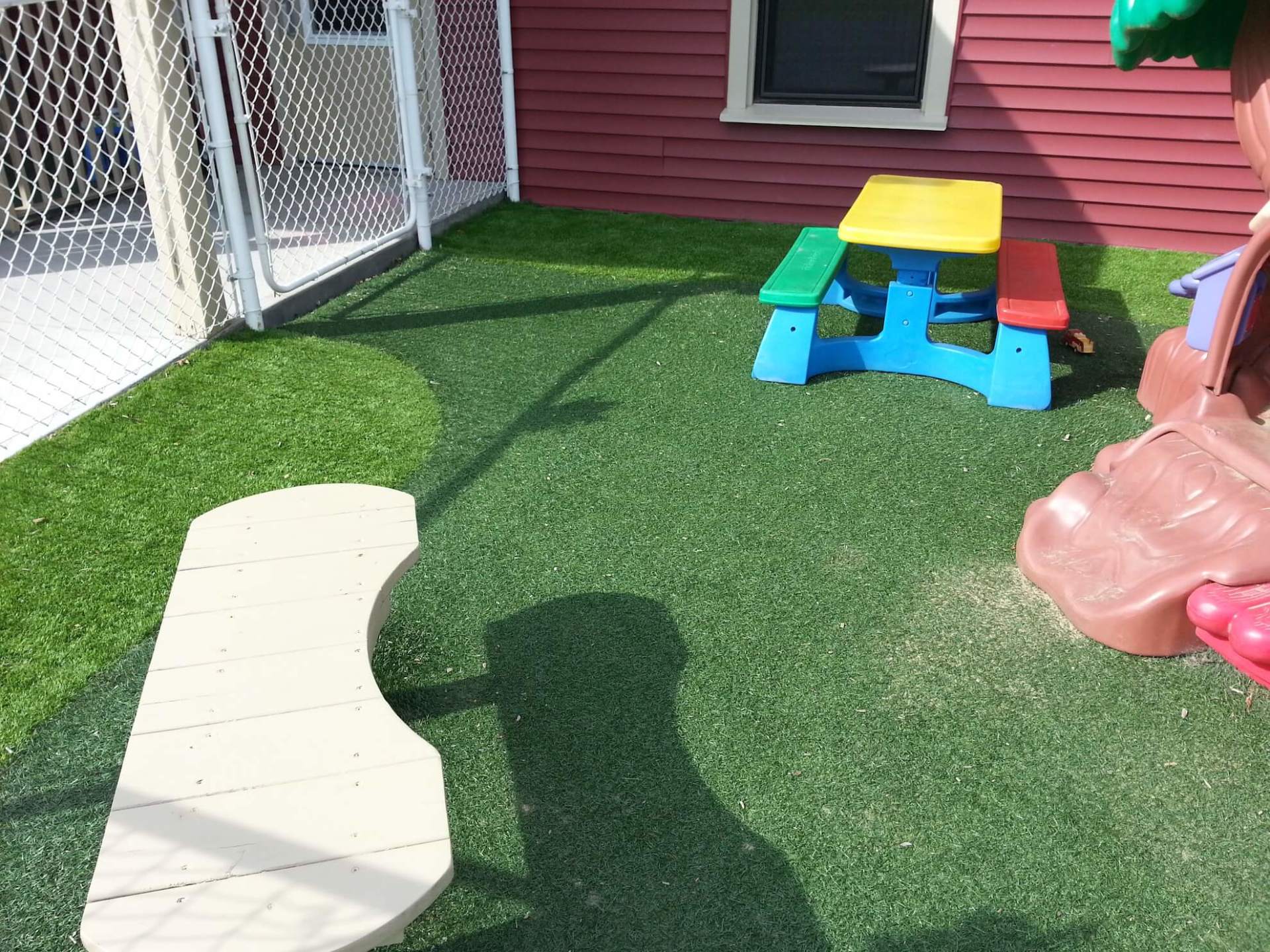 Une aire de jeux avec un toboggan, une table et des bancs