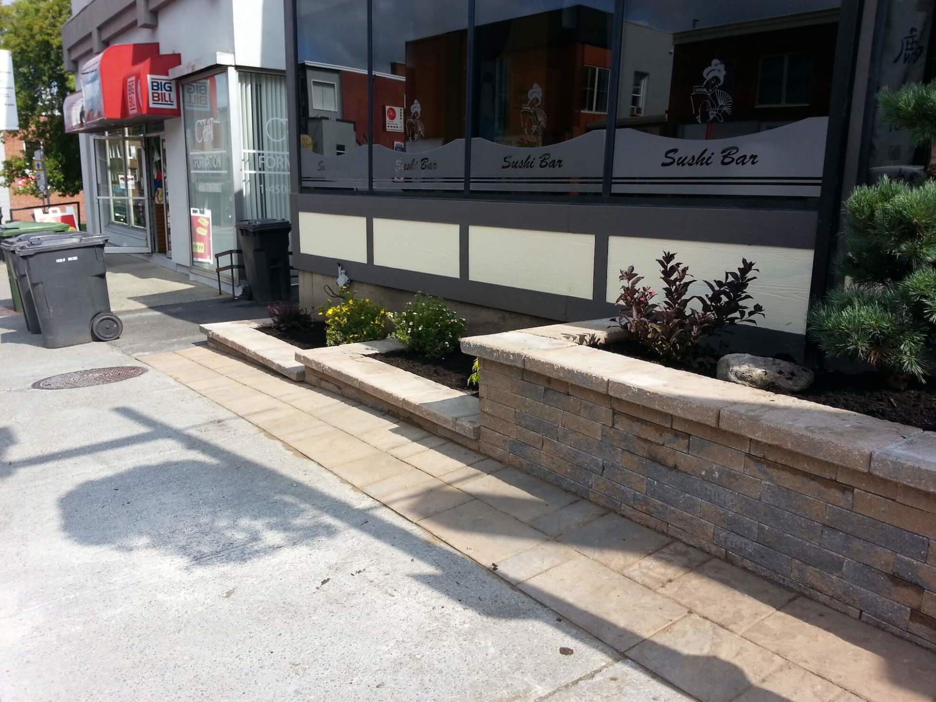Un bâtiment avec un panneau indiquant « bar à sushis »