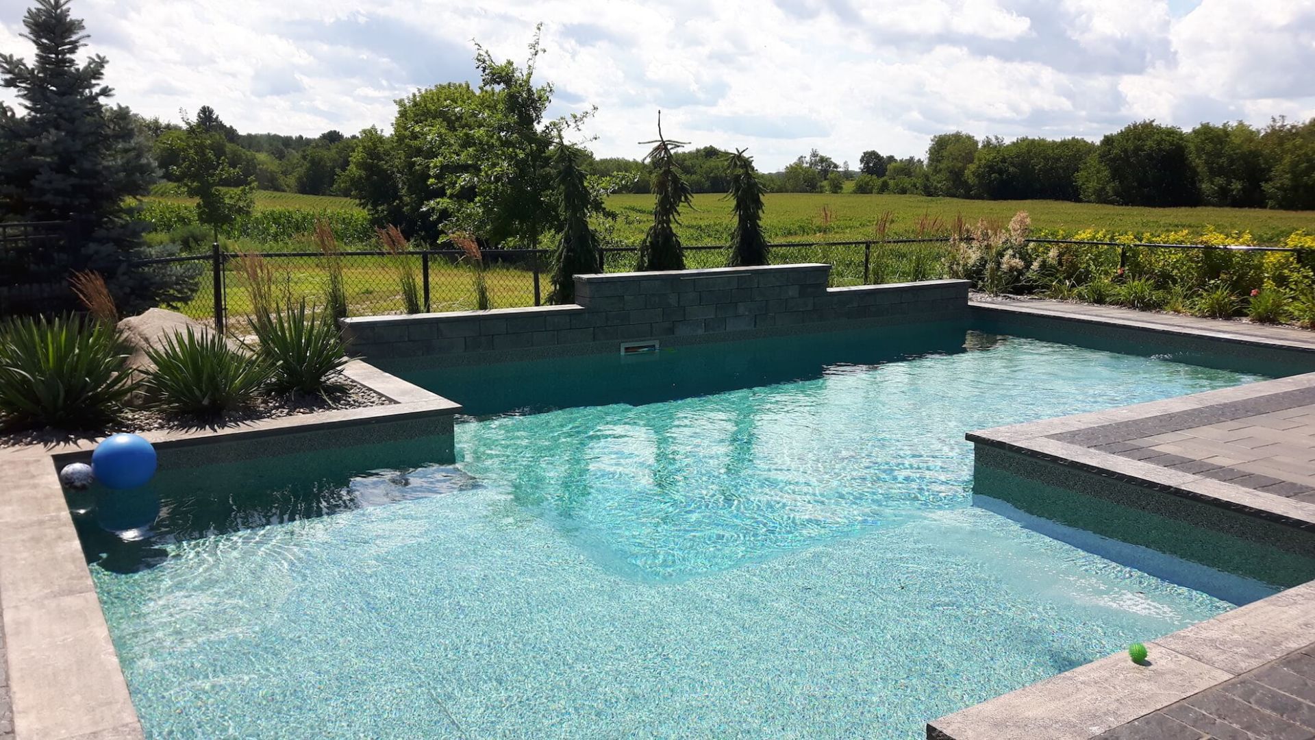 Une grande piscine avec une boule bleue au milieu