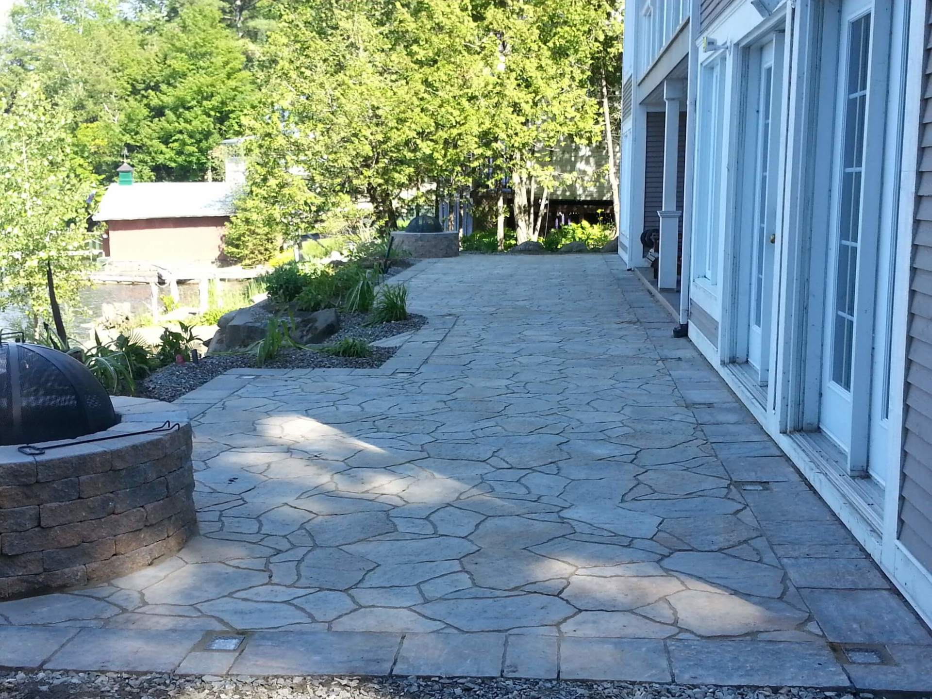 Un patio avec un foyer au milieu