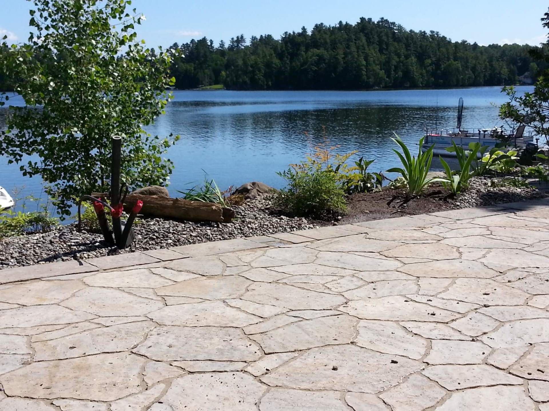 Un patio avec vue sur un lac et des arbres