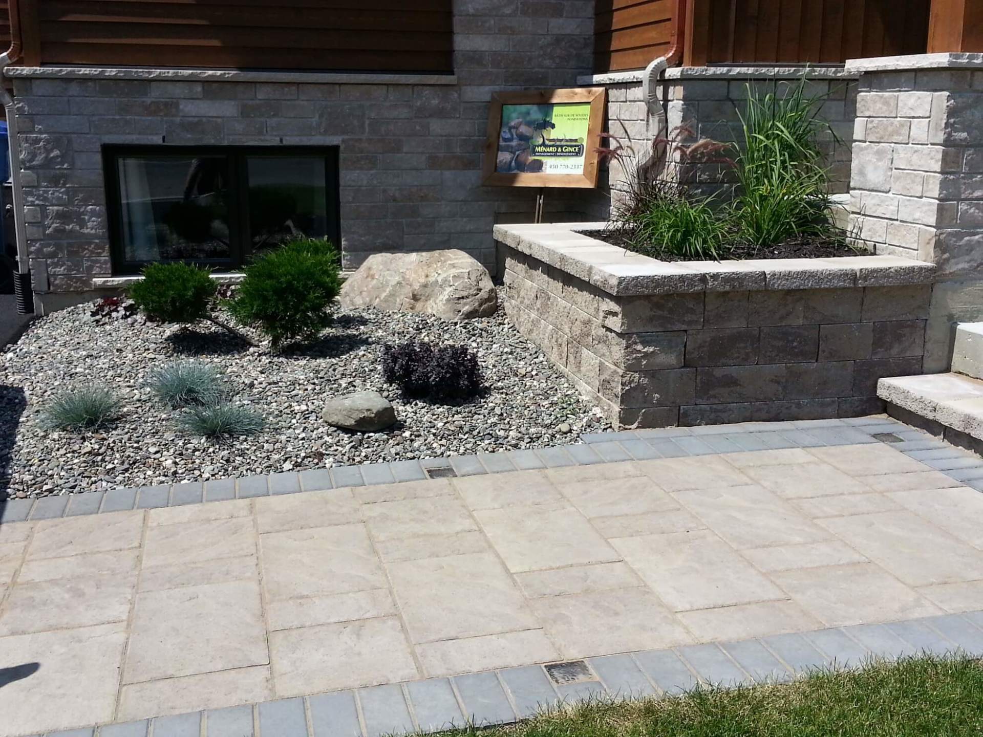 Un mur de pierre avec une jardinière au milieu