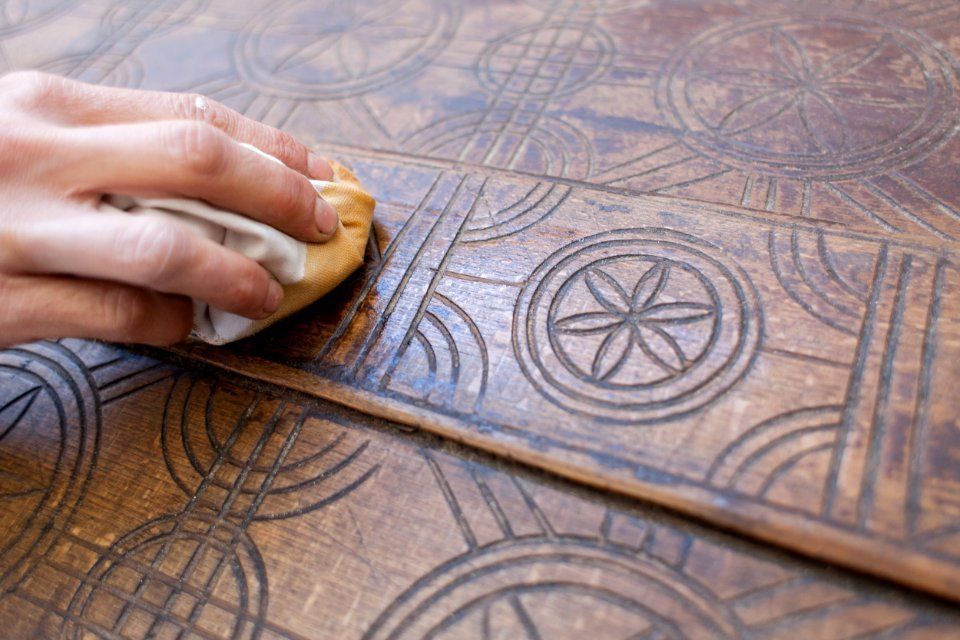 pulizia oggetto decorativo in legno