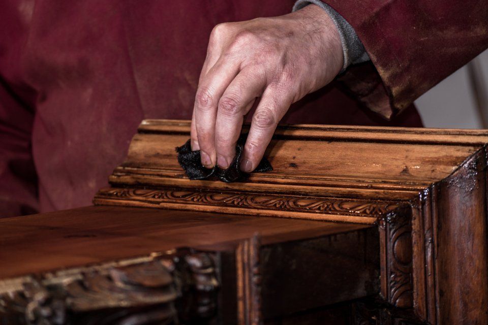 pulizia e ripristino mobile antico in legno