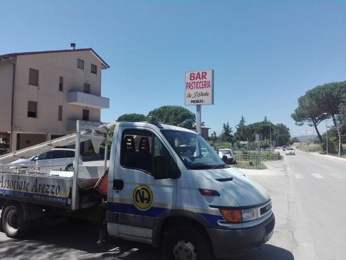 furgone aziendale per installazione della cartellonistica