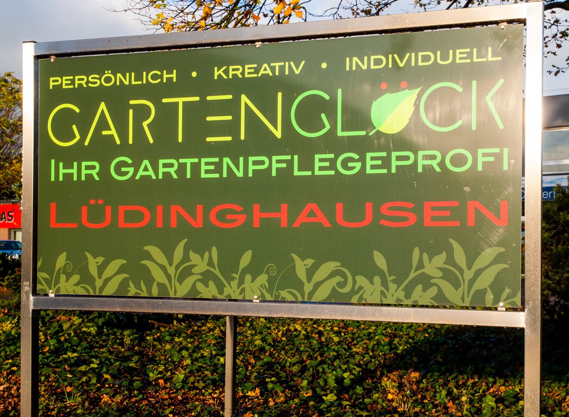 A green sign that says gartenglock on it