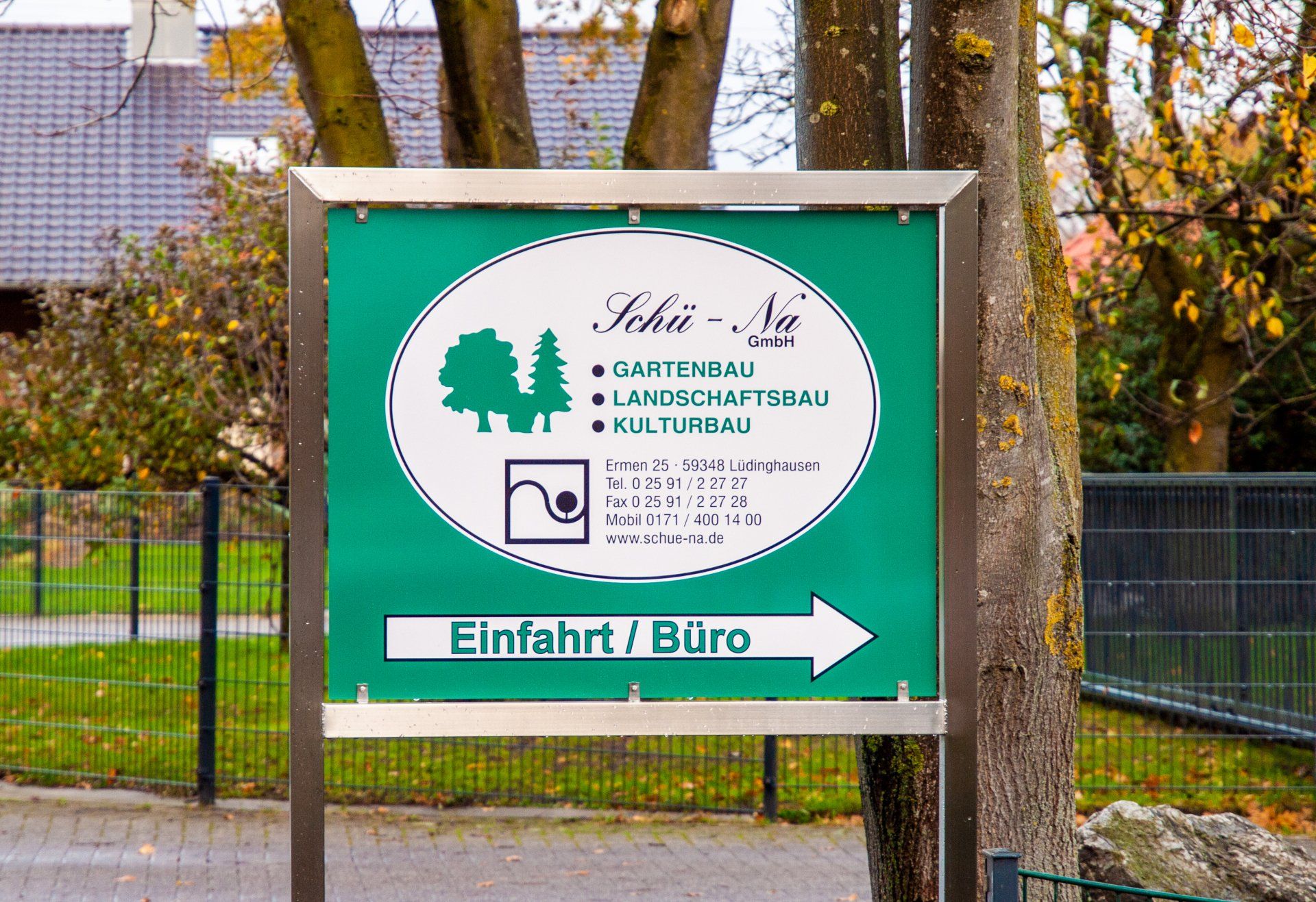 A green sign that says einfahrt / büro on it