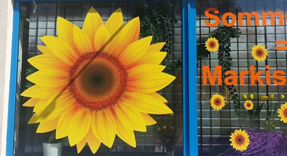 A sunflower in a window with the words sommer markts
