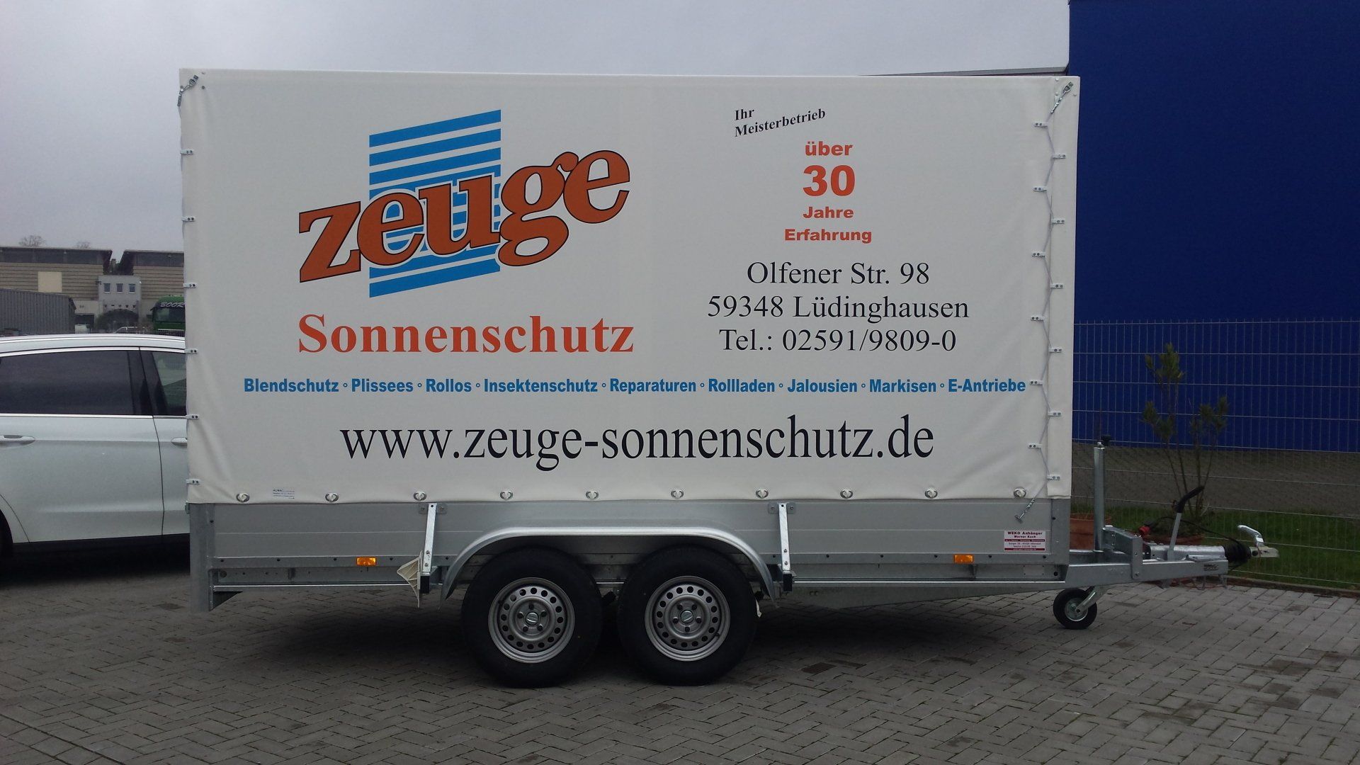 A white trailer with the word zeuge on it