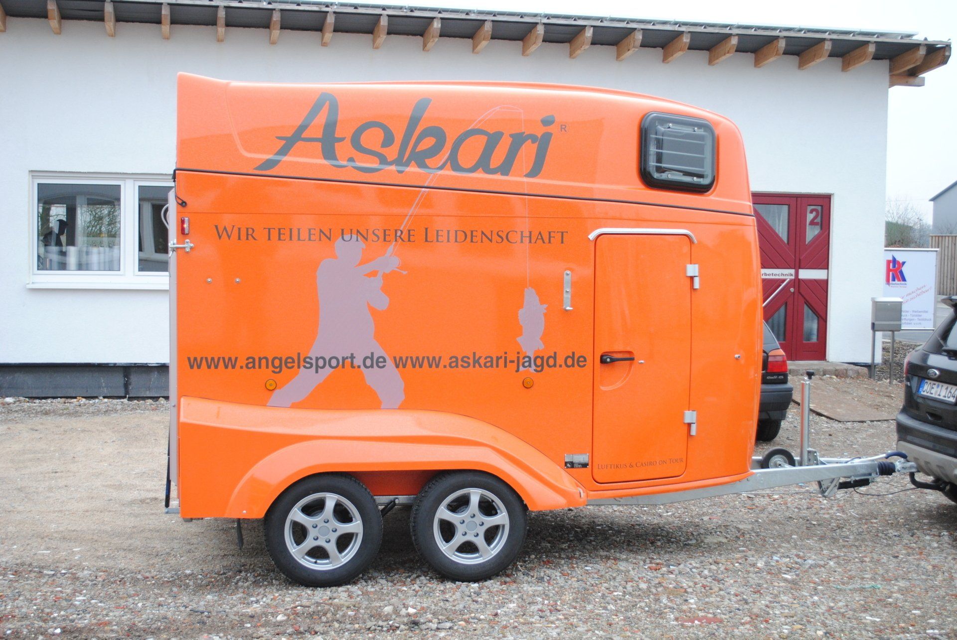 An orange trailer with the word askari on it