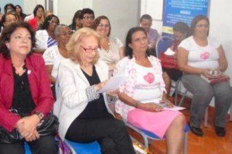 Um grupo de mulheres está sentado em cadeiras em uma sala.