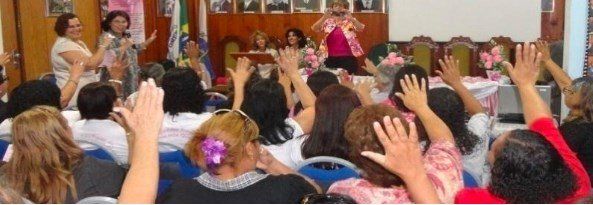 Um grupo de pessoas está levantando as mãos no ar