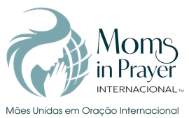 O logotipo da organização Moms in Prayer International mostra uma mulher segurando um globo.