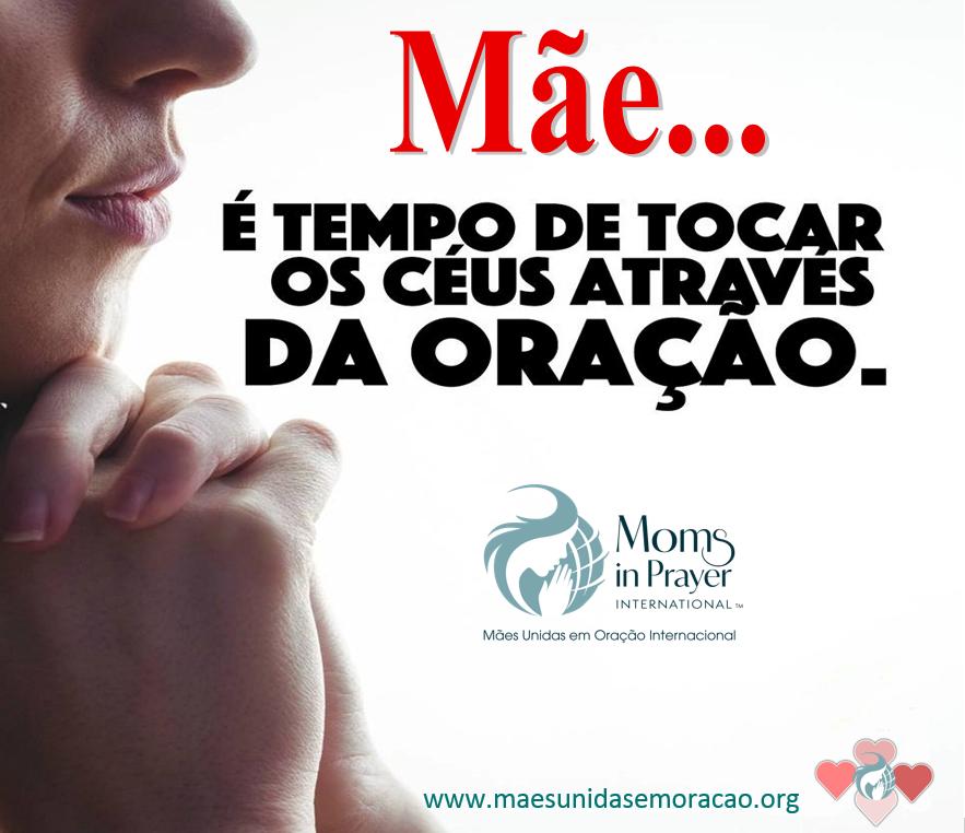 Uma mulher está rezando com as mãos cruzadas diante do rosto.